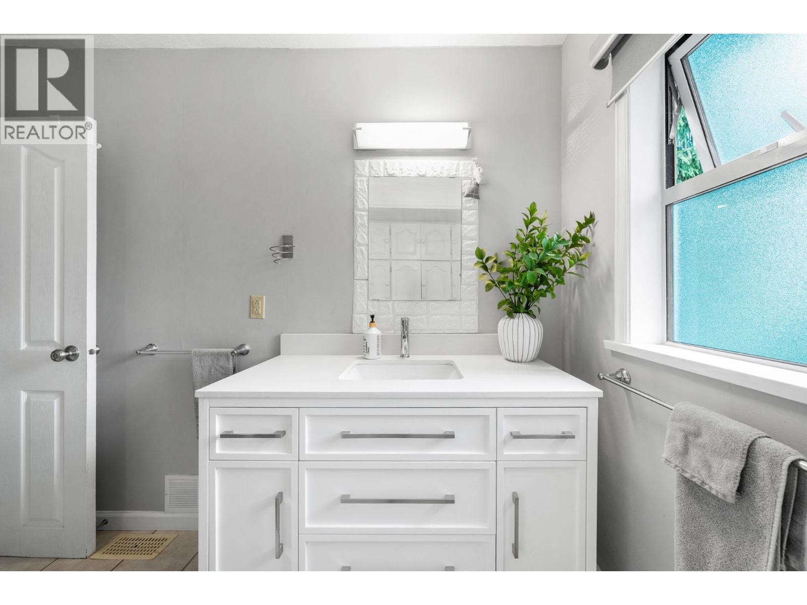 












3020 THORNCLIFFE DRIVE

,
North Vancouver,




British Columbia
V7R2T1

