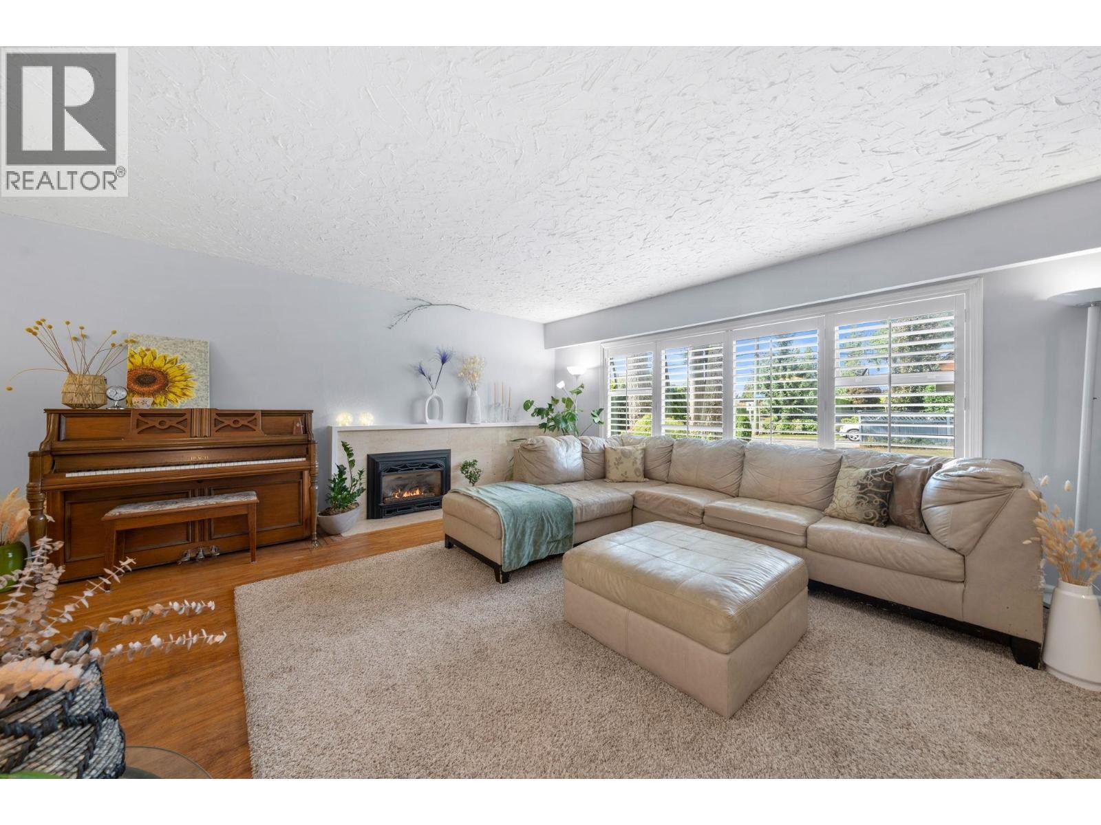 












3020 THORNCLIFFE DRIVE

,
North Vancouver,




British Columbia
V7R2T1

