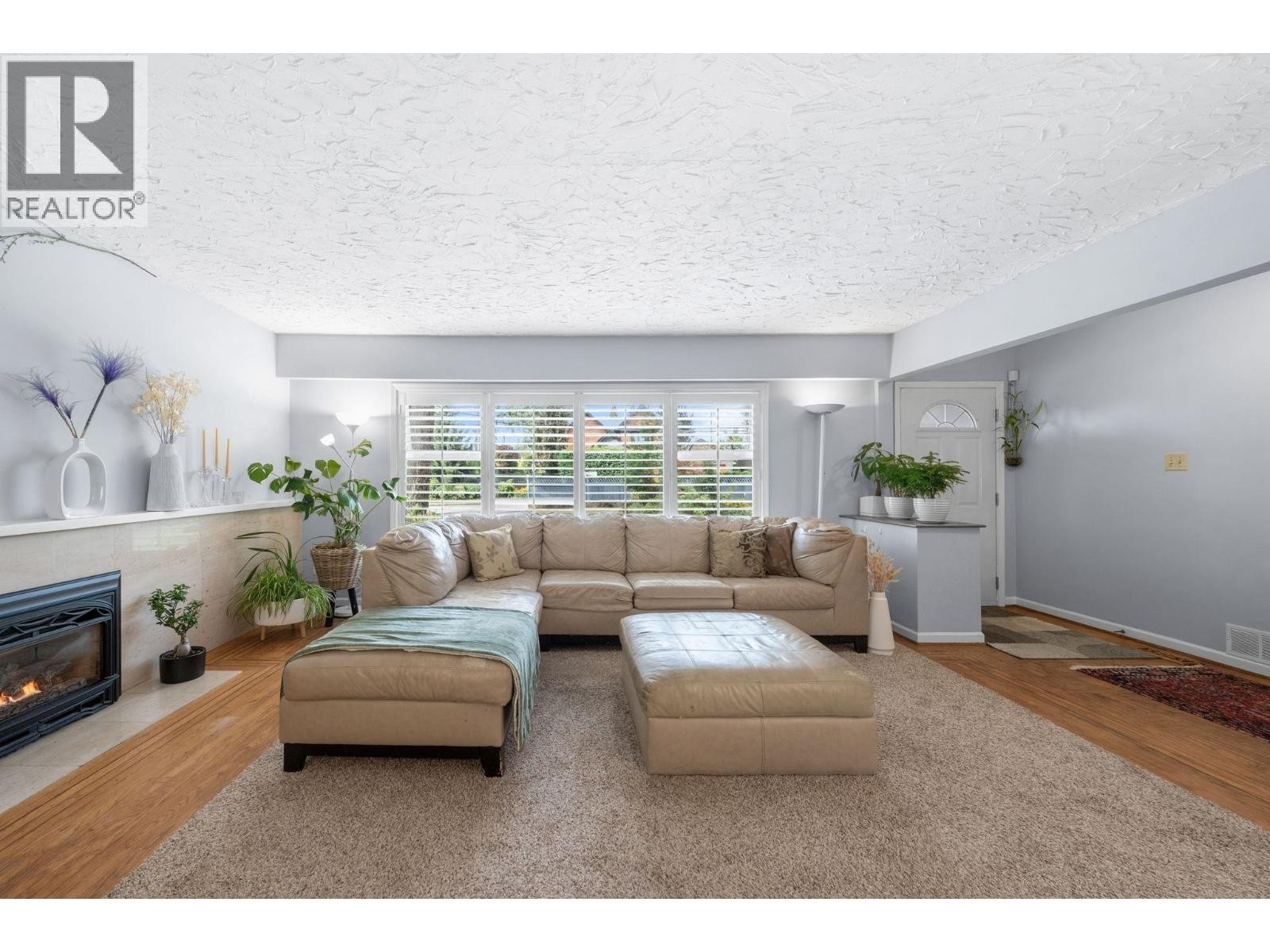 












3020 THORNCLIFFE DRIVE

,
North Vancouver,




British Columbia
V7R2T1

