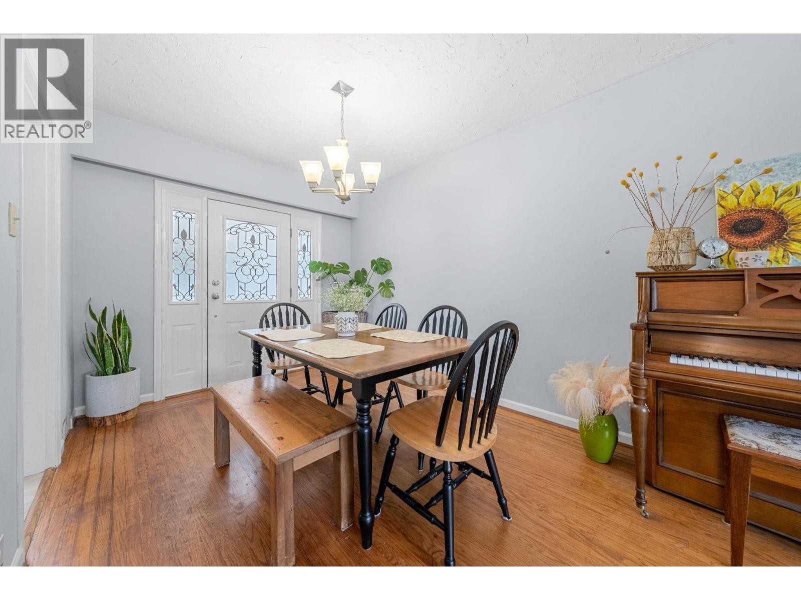 












3020 THORNCLIFFE DRIVE

,
North Vancouver,




British Columbia
V7R2T1

