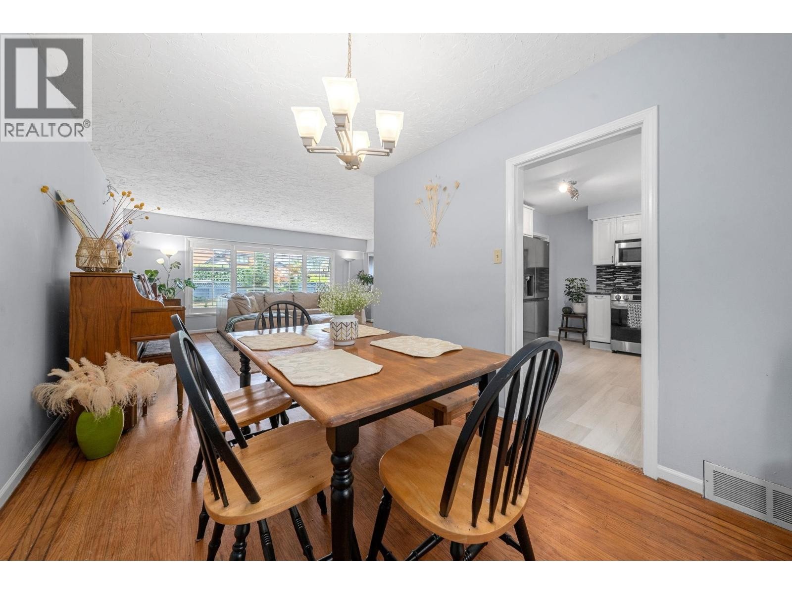 












3020 THORNCLIFFE DRIVE

,
North Vancouver,




British Columbia
V7R2T1

