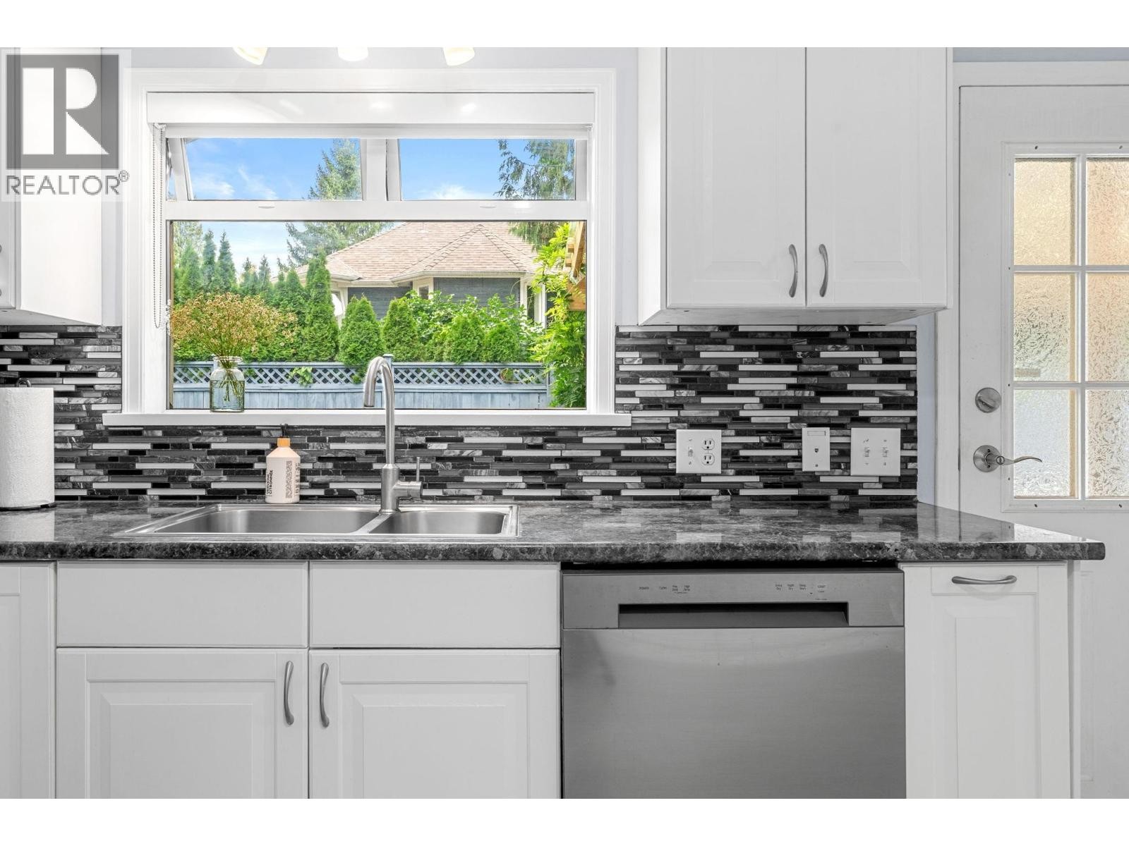 












3020 THORNCLIFFE DRIVE

,
North Vancouver,




British Columbia
V7R2T1

