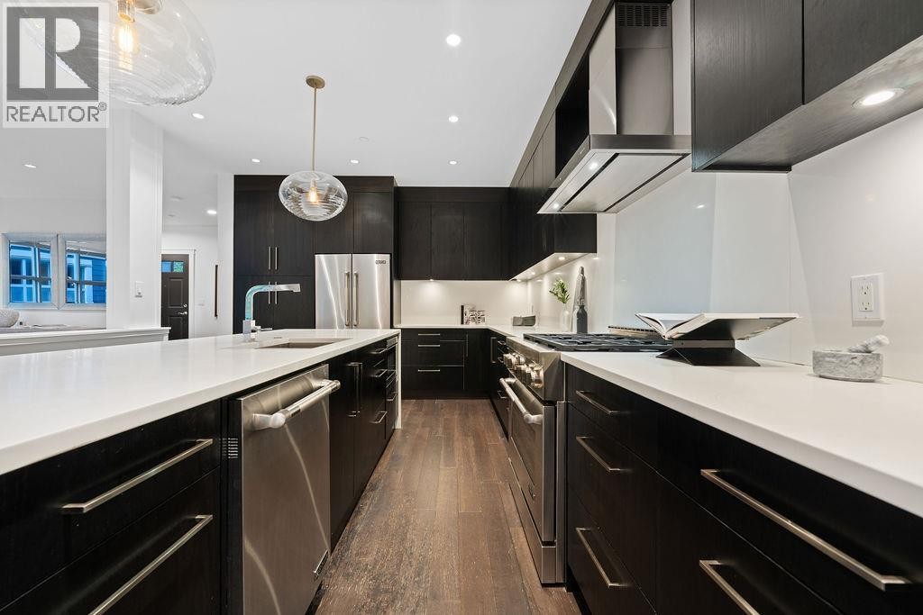 












3761 EDGEMONT BOULEVARD

,
North Vancouver,




British Columbia
V7R2P6

