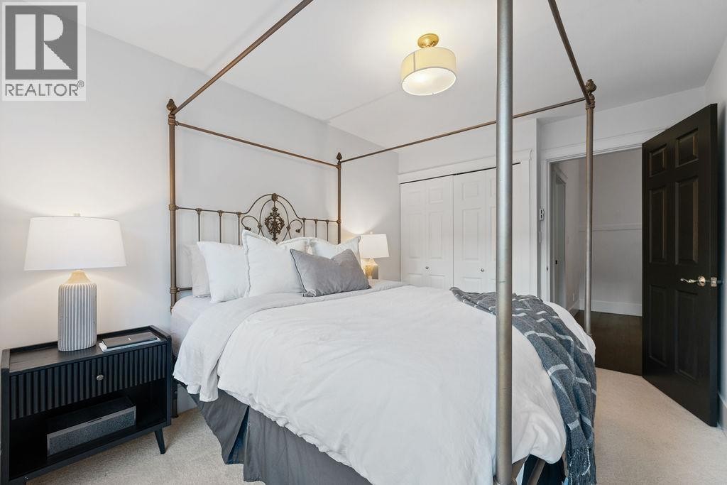












3761 EDGEMONT BOULEVARD

,
North Vancouver,




British Columbia
V7R2P6

