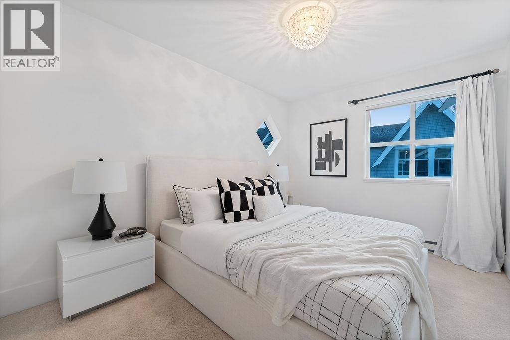 












3761 EDGEMONT BOULEVARD

,
North Vancouver,




British Columbia
V7R2P6

