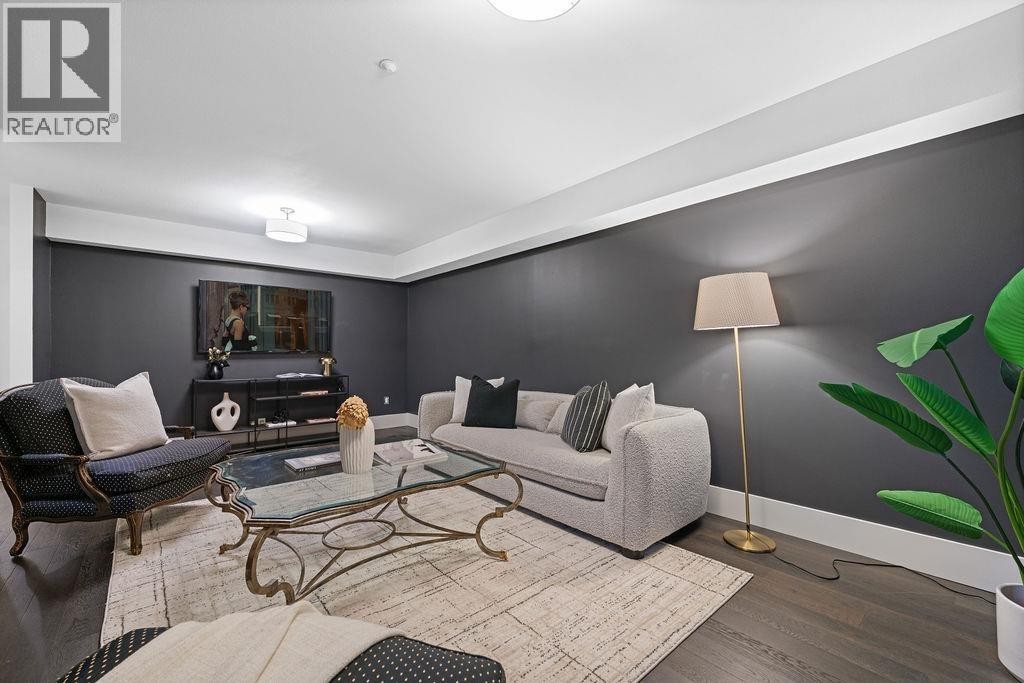 












3761 EDGEMONT BOULEVARD

,
North Vancouver,




British Columbia
V7R2P6

