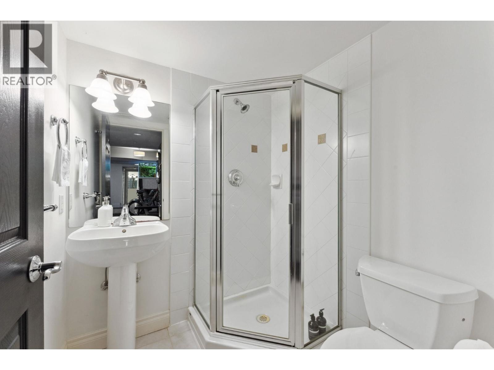 












3761 EDGEMONT BOULEVARD

,
North Vancouver,




British Columbia
V7R2P6

