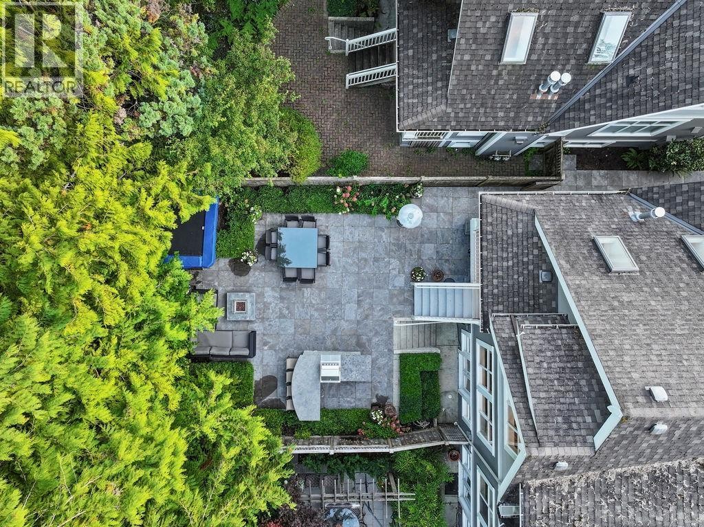 












3761 EDGEMONT BOULEVARD

,
North Vancouver,




British Columbia
V7R2P6


