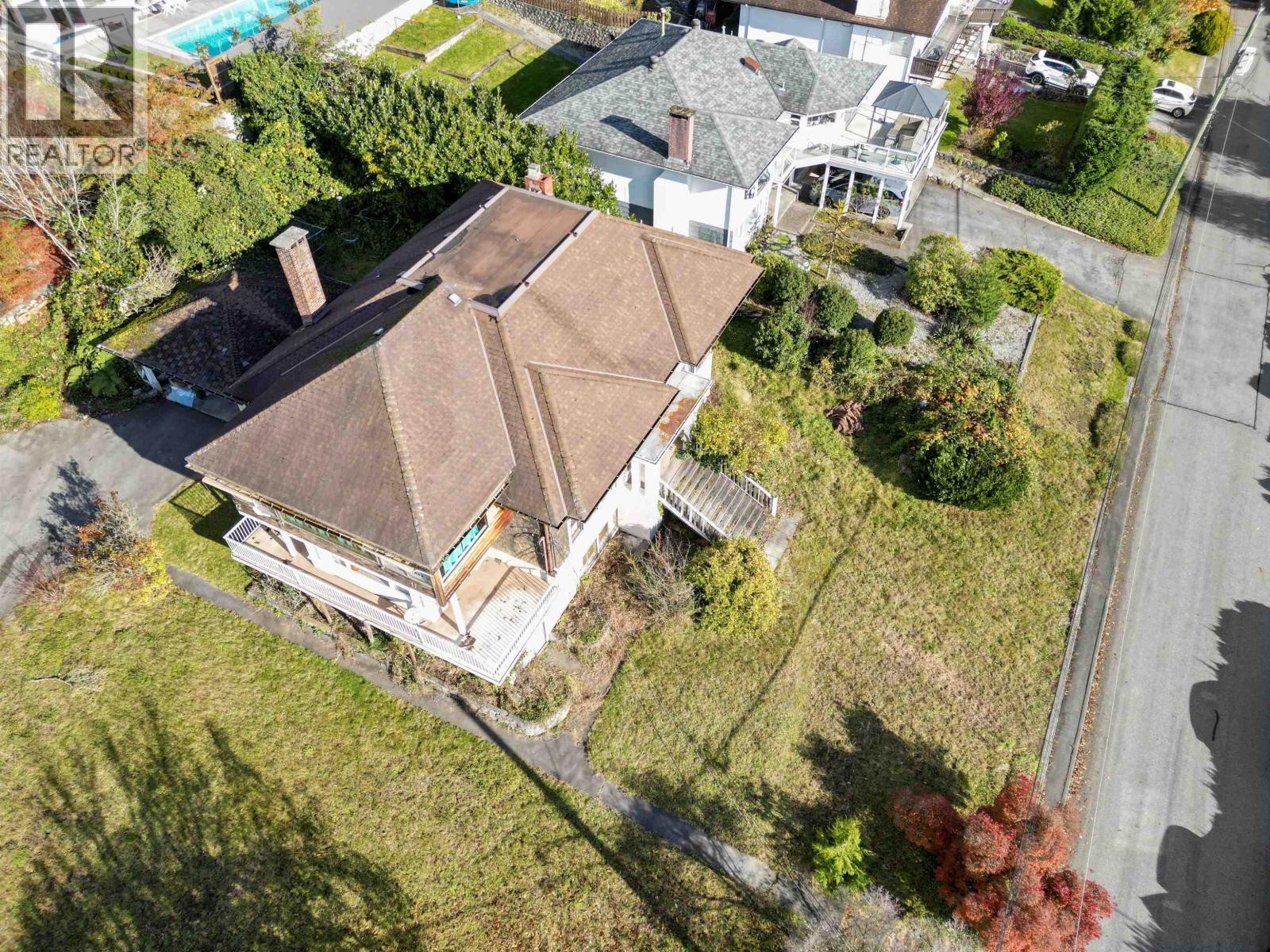 












404 SOMERSET STREET

,
North Vancouver,




British Columbia
V7N1G3

