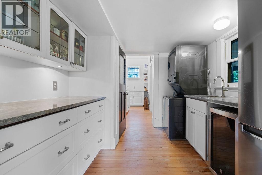 












3190 ST. GEORGES AVENUE

,
North Vancouver,




British Columbia
V7N1V2

