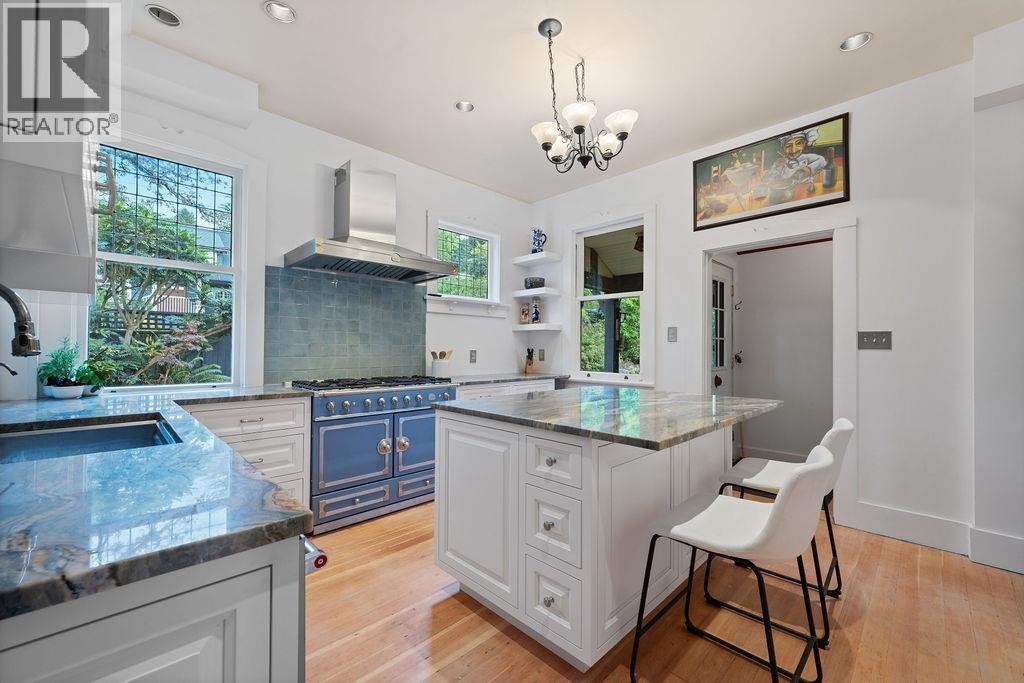 












3190 ST. GEORGES AVENUE

,
North Vancouver,




British Columbia
V7N1V2

