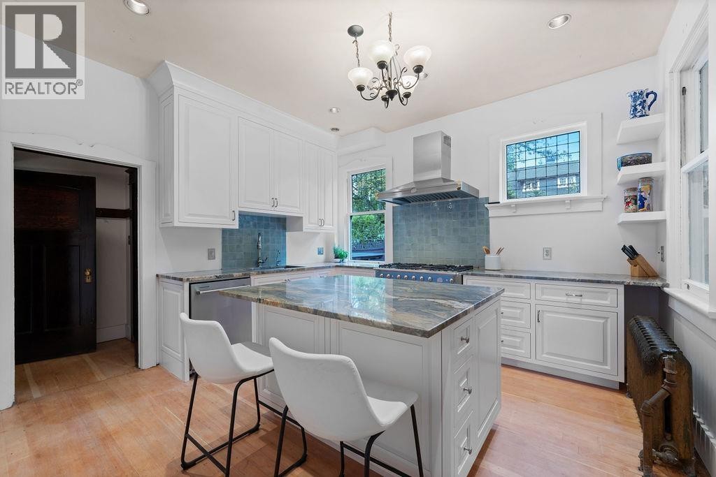 












3190 ST. GEORGES AVENUE

,
North Vancouver,




British Columbia
V7N1V2

