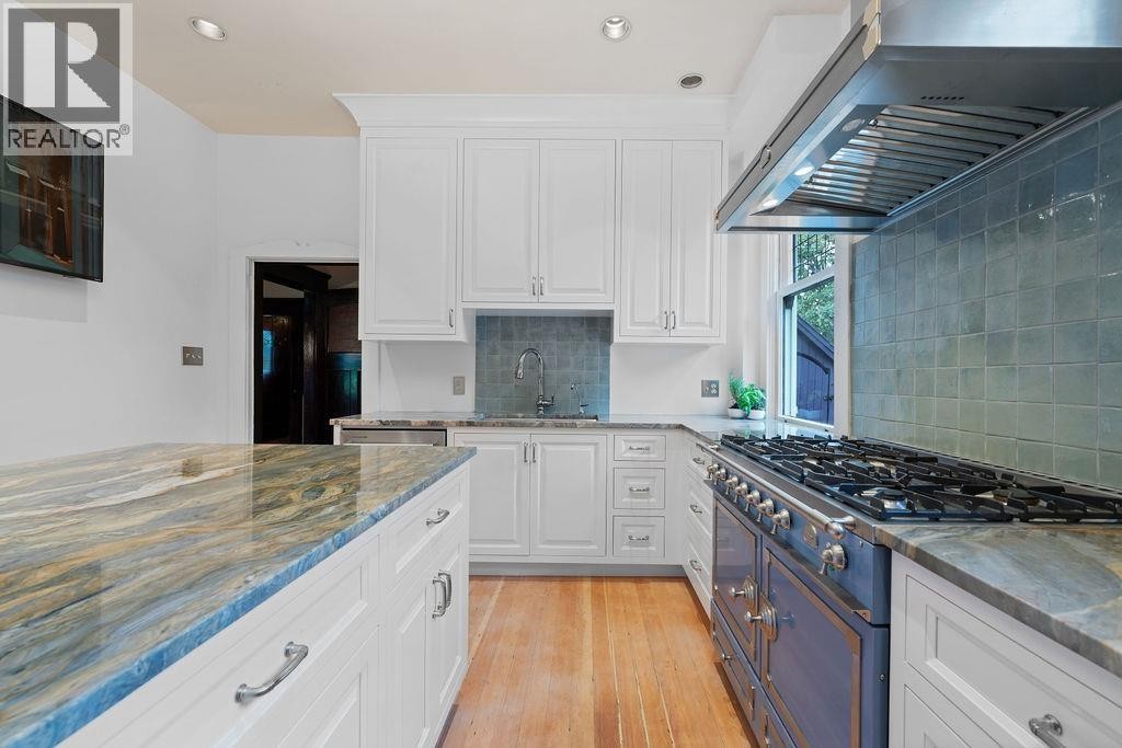 












3190 ST. GEORGES AVENUE

,
North Vancouver,




British Columbia
V7N1V2

