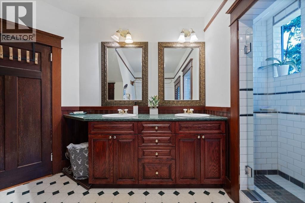 












3190 ST. GEORGES AVENUE

,
North Vancouver,




British Columbia
V7N1V2

