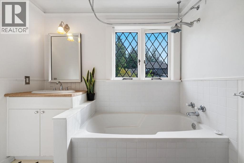 












3190 ST. GEORGES AVENUE

,
North Vancouver,




British Columbia
V7N1V2

