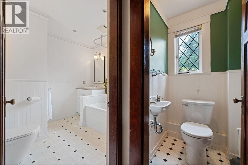 












3190 ST. GEORGES AVENUE

,
North Vancouver,




British Columbia
V7N1V2

