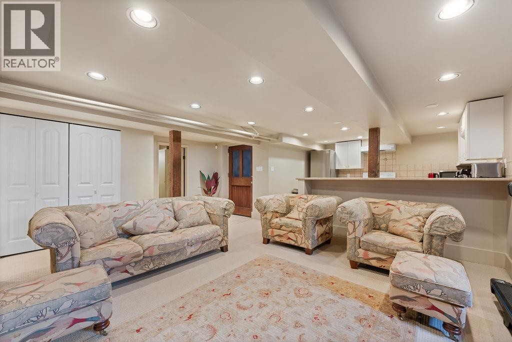 












3190 ST. GEORGES AVENUE

,
North Vancouver,




British Columbia
V7N1V2

