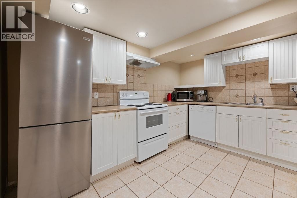 












3190 ST. GEORGES AVENUE

,
North Vancouver,




British Columbia
V7N1V2

