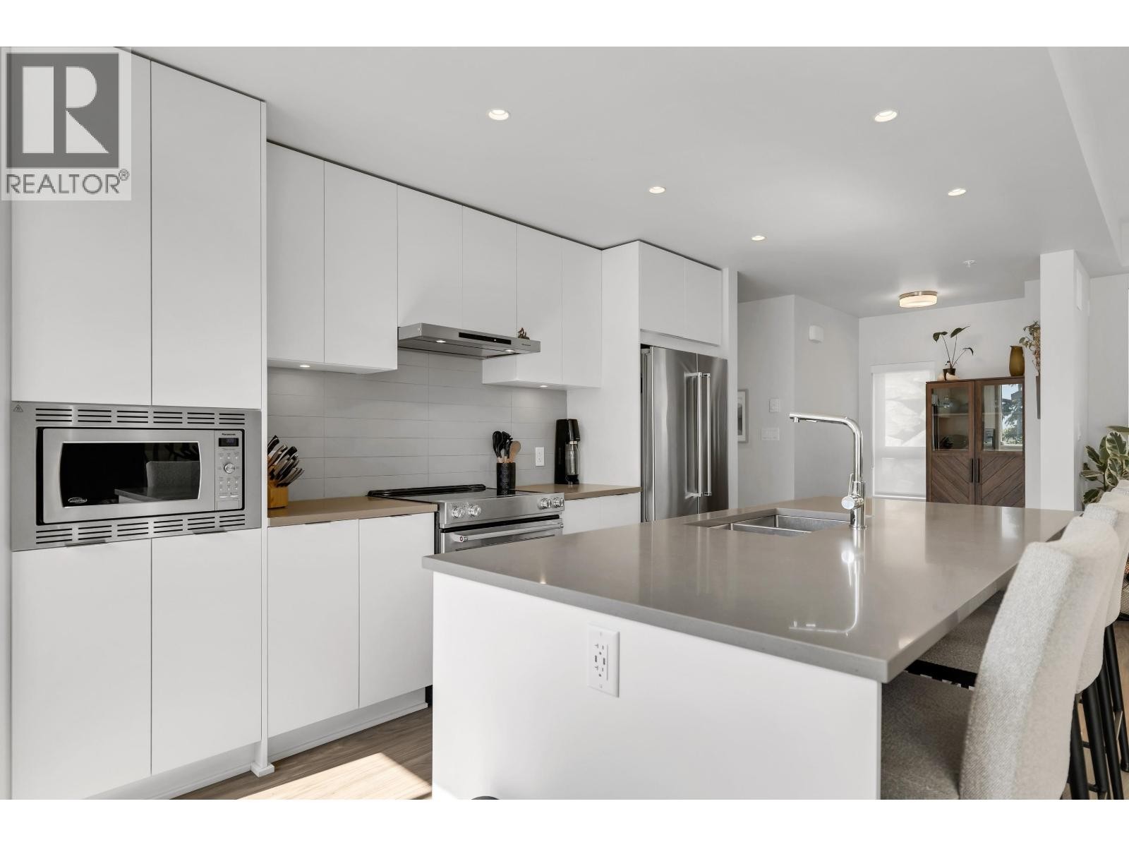 












41224 HIGHLINE PLACE

,
Squamish,




British Columbia
V8B1C2

