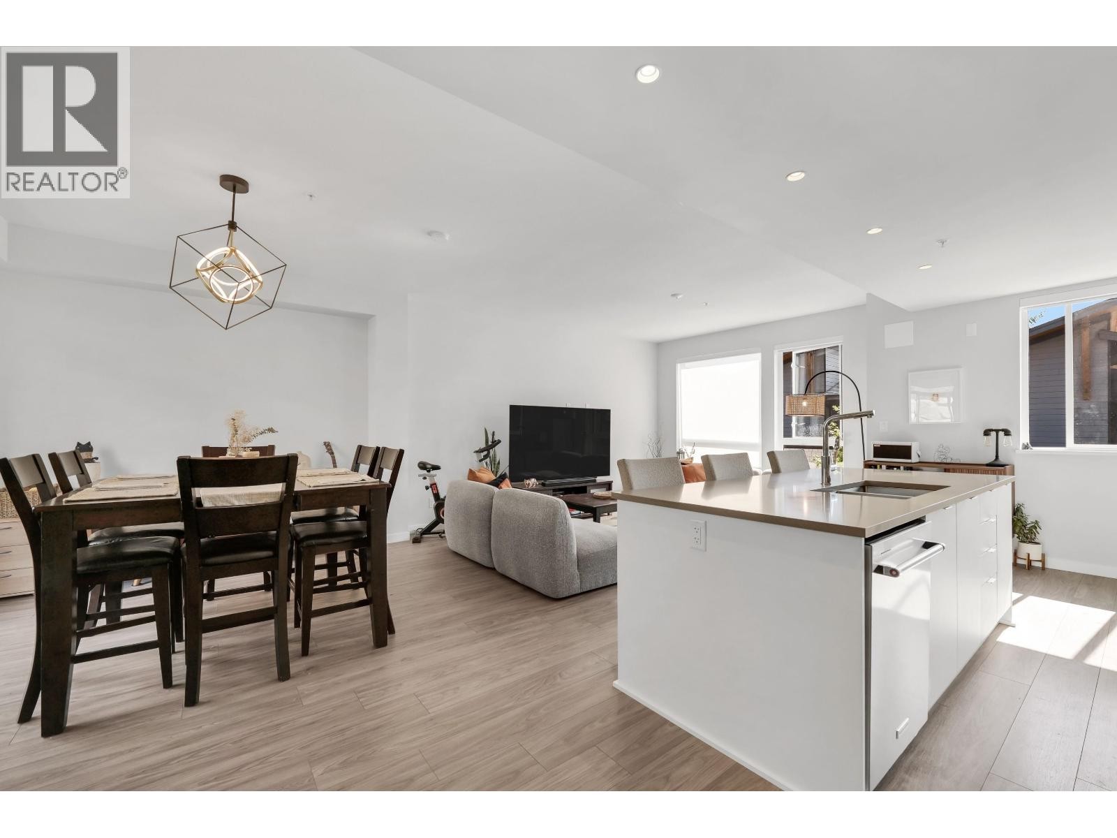 












41224 HIGHLINE PLACE

,
Squamish,




British Columbia
V8B1C2

