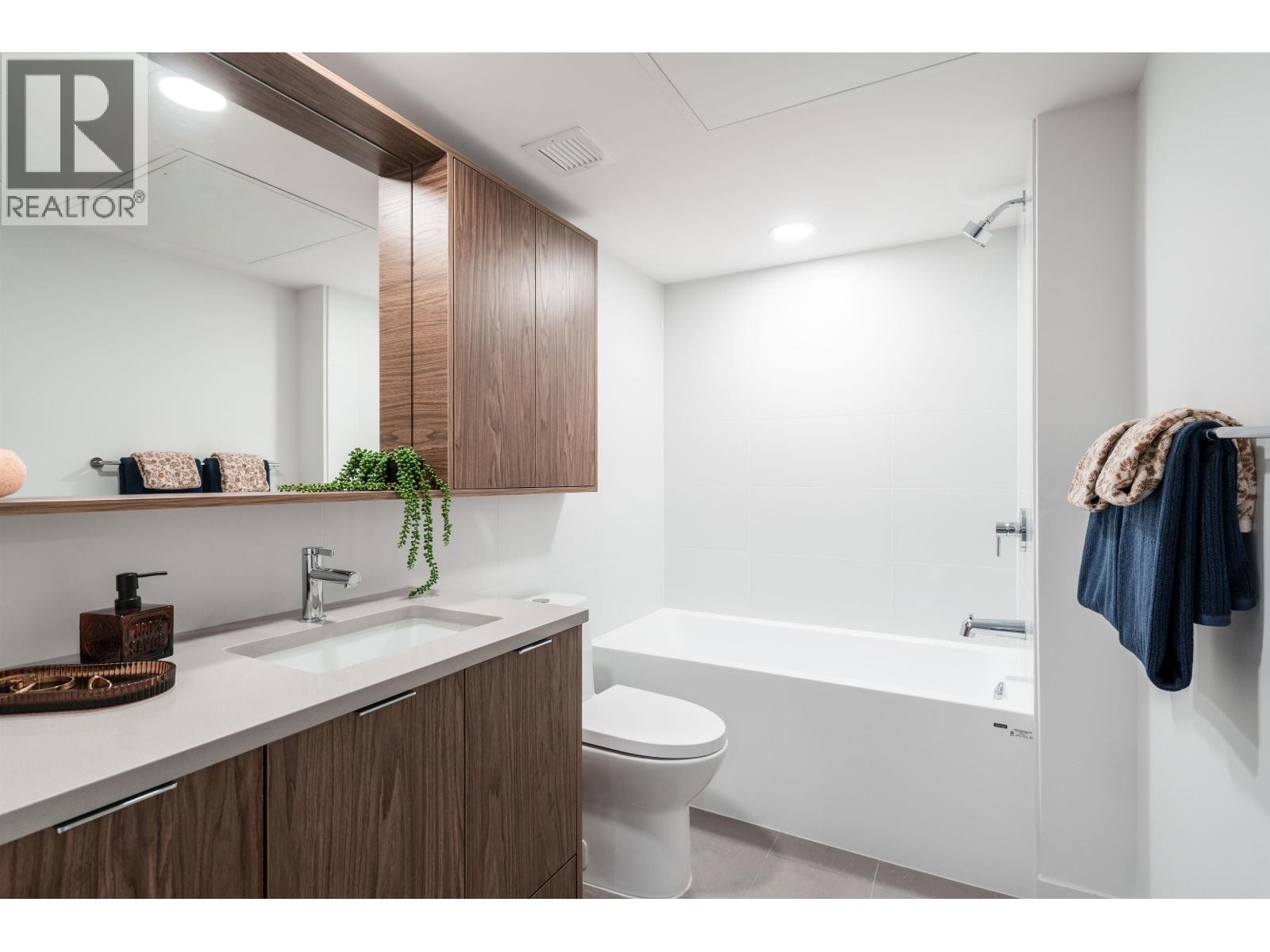 












204 2419 GRANT STREET

,
Vancouver,




British Columbia
V5K3G5

