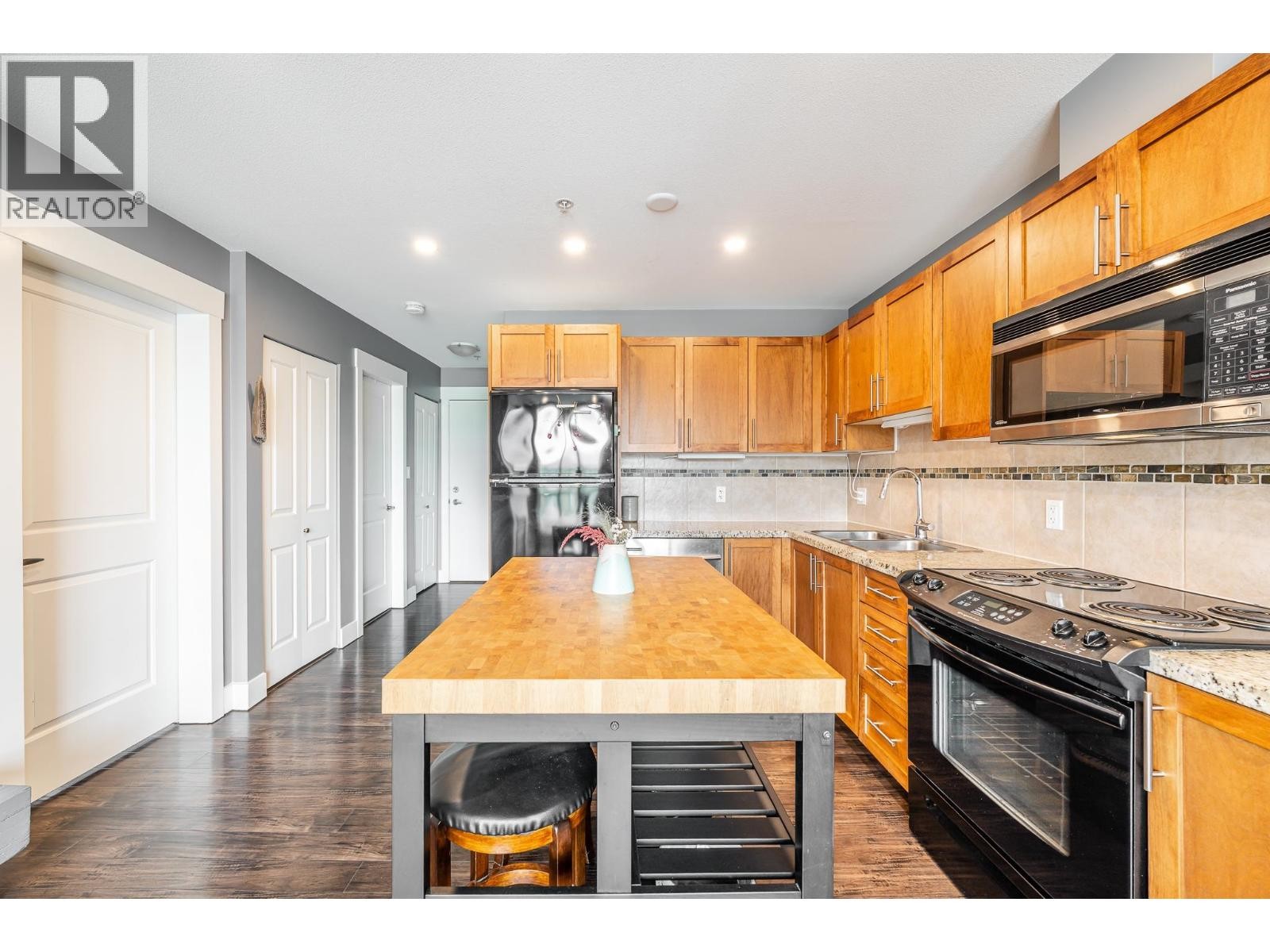 












521 1211 VILLAGE GREEN WAY

,
Squamish,




British Columbia
V8B0R7

