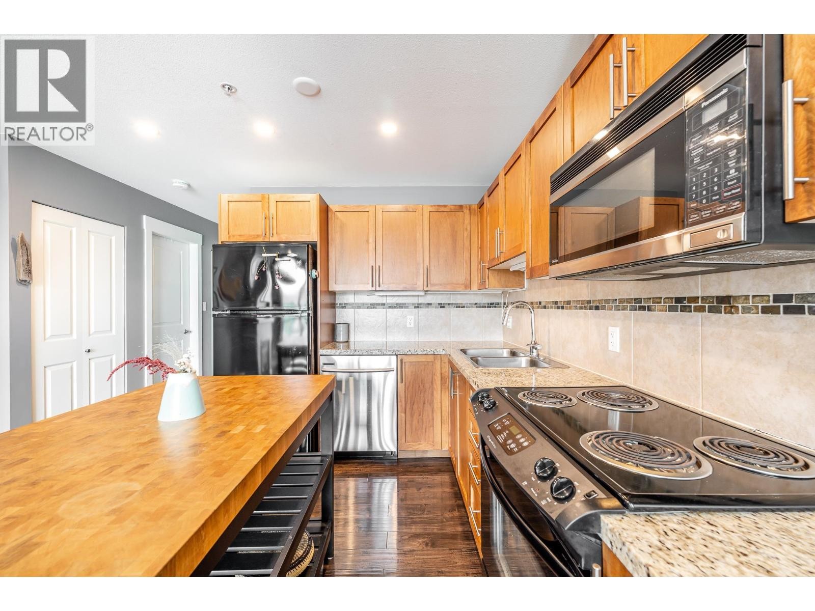 












521 1211 VILLAGE GREEN WAY

,
Squamish,




British Columbia
V8B0R7

