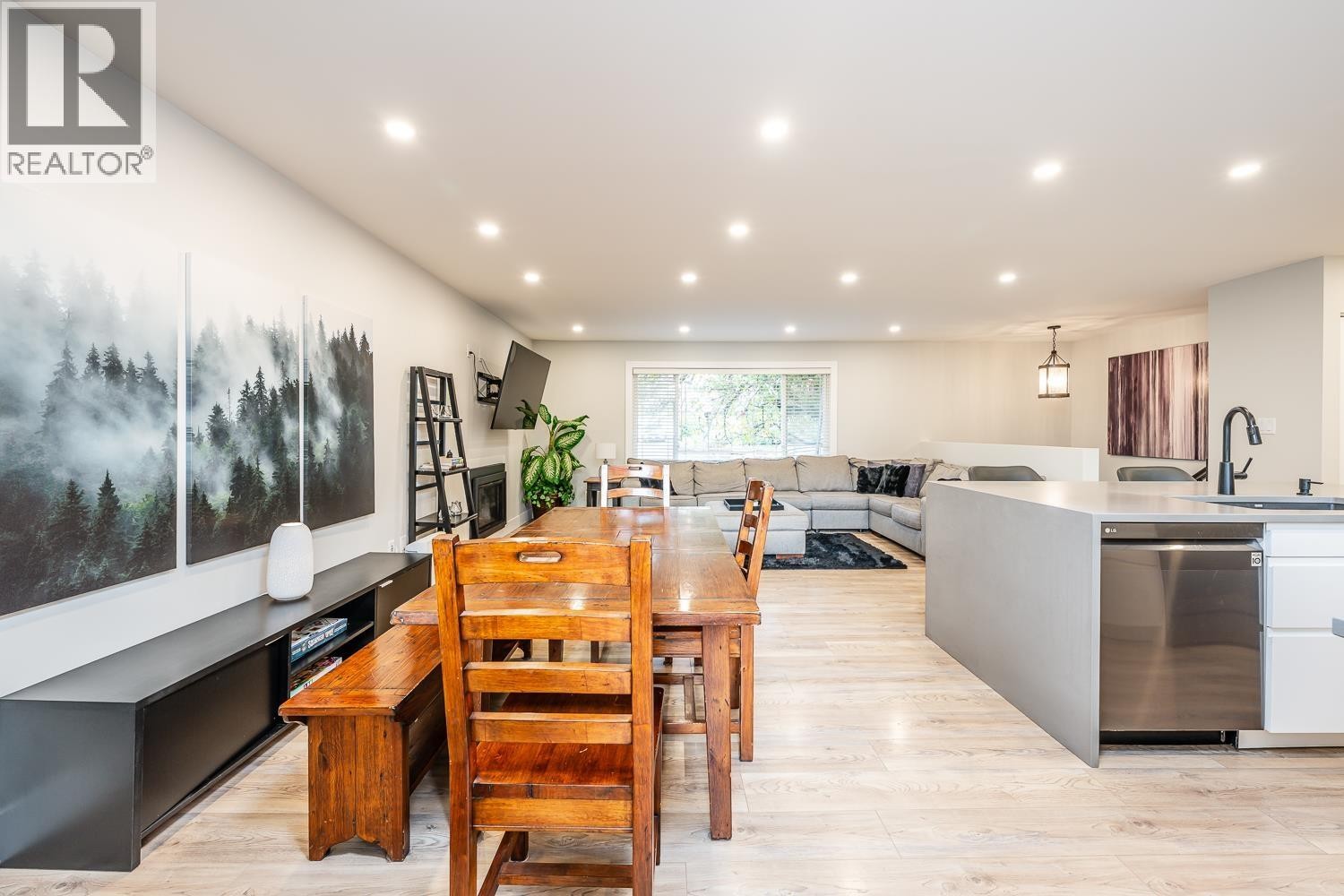 












2548 MONTROSE WAY

,
Squamish,




British Columbia
V0N1T0

