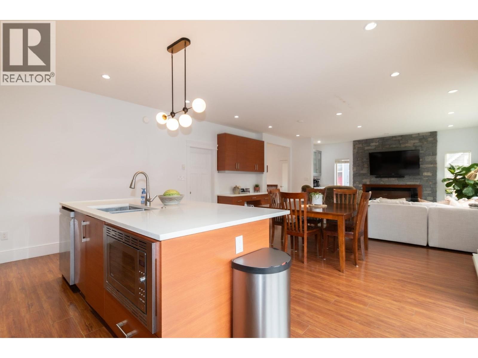 












39010 KINGFISHER ROAD

,
Squamish,




British Columbia
V8B0S9

