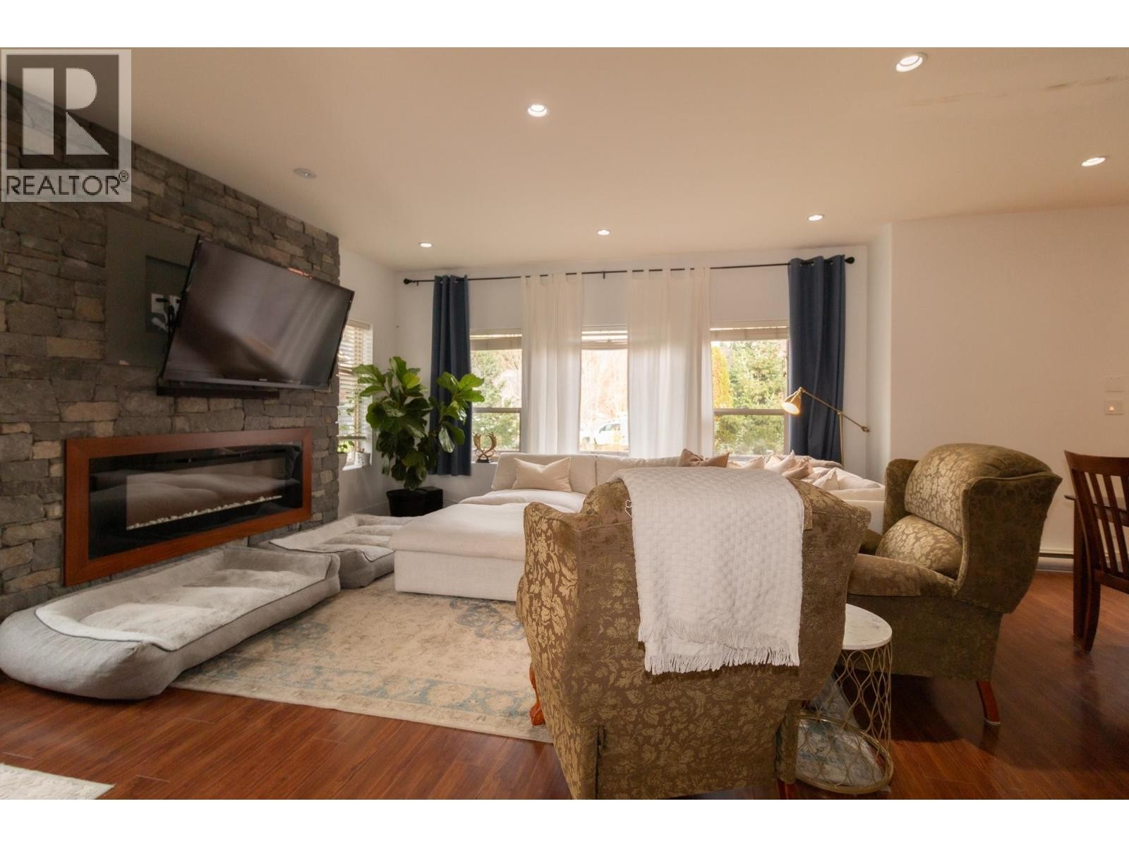 












39010 KINGFISHER ROAD

,
Squamish,




British Columbia
V8B0S9

