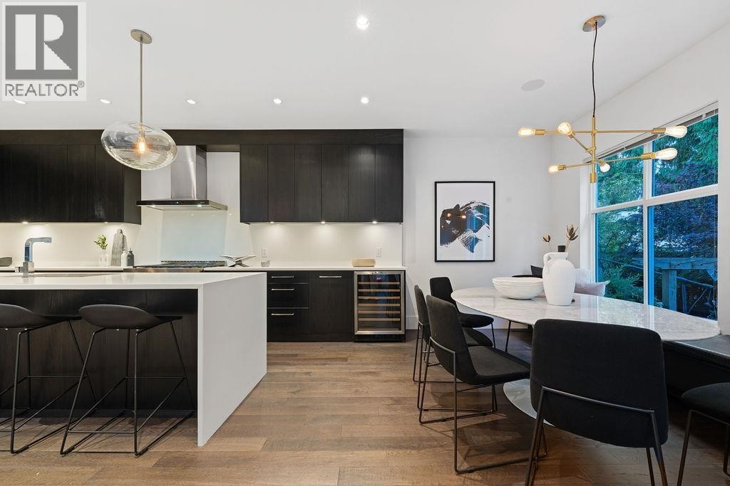 












3761 EDGEMONT BOULEVARD

,
North Vancouver,




British Columbia
V7R2P6

