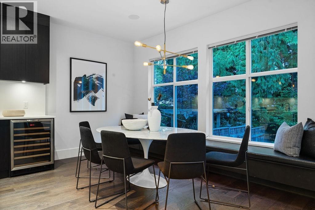 












3761 EDGEMONT BOULEVARD

,
North Vancouver,




British Columbia
V7R2P6

