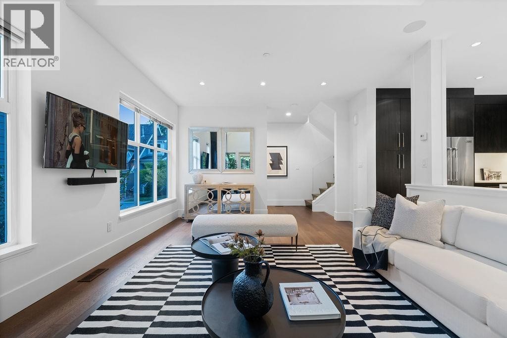 












3761 EDGEMONT BOULEVARD

,
North Vancouver,




British Columbia
V7R2P6

