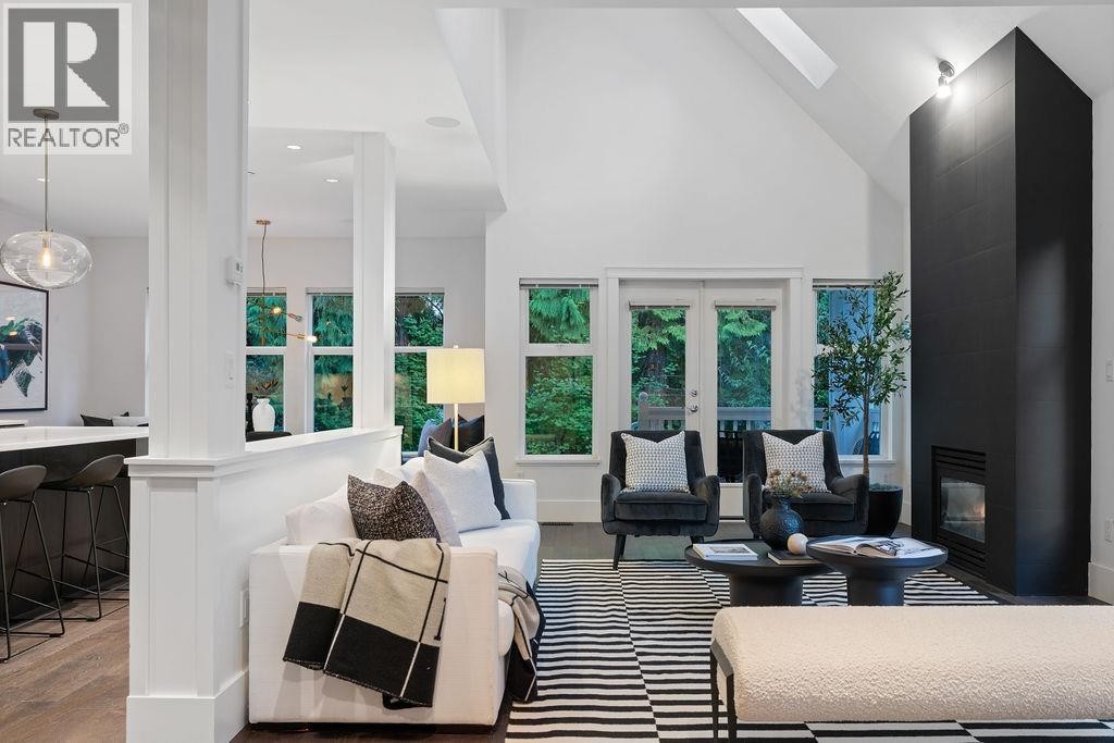 












3761 EDGEMONT BOULEVARD

,
North Vancouver,




British Columbia
V7R2P6

