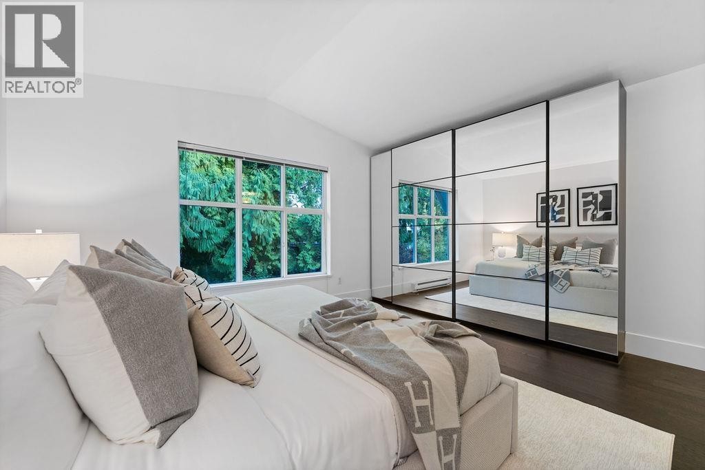 












3761 EDGEMONT BOULEVARD

,
North Vancouver,




British Columbia
V7R2P6

