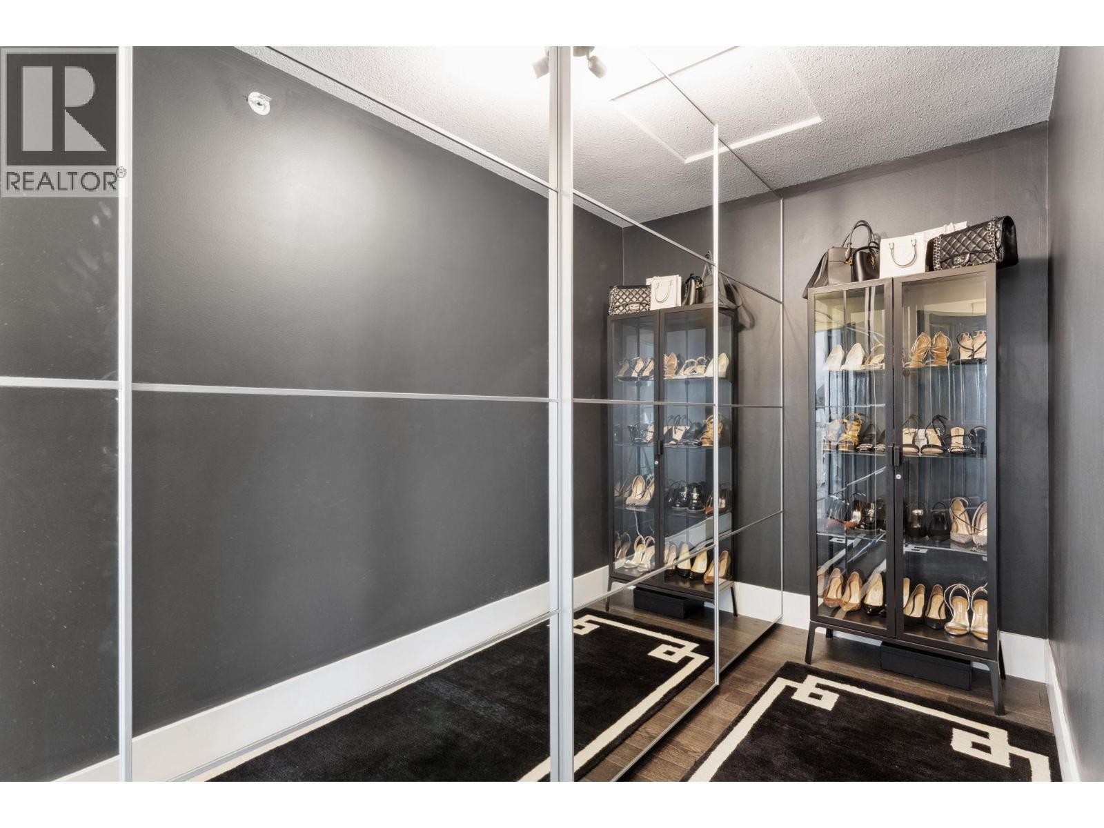 












3761 EDGEMONT BOULEVARD

,
North Vancouver,




British Columbia
V7R2P6

