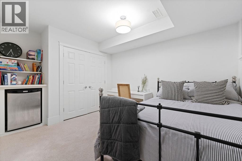 












3761 EDGEMONT BOULEVARD

,
North Vancouver,




British Columbia
V7R2P6

