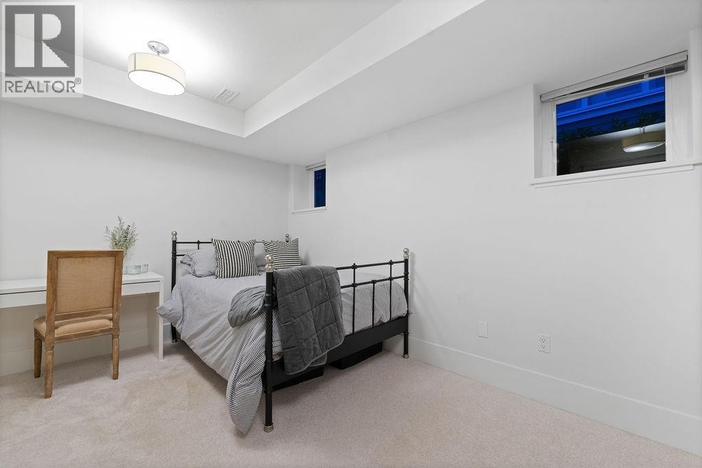 












3761 EDGEMONT BOULEVARD

,
North Vancouver,




British Columbia
V7R2P6

