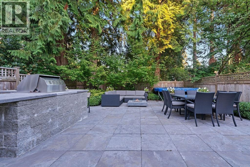 












3761 EDGEMONT BOULEVARD

,
North Vancouver,




British Columbia
V7R2P6

