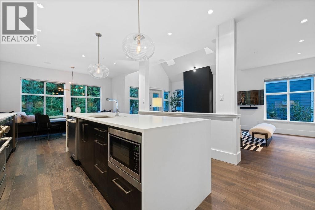 












3761 EDGEMONT BOULEVARD

,
North Vancouver,




British Columbia
V7R2P6

