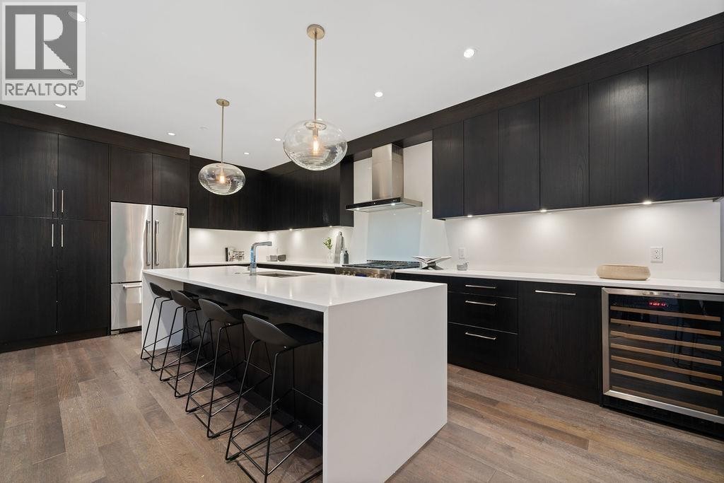 












3761 EDGEMONT BOULEVARD

,
North Vancouver,




British Columbia
V7R2P6

