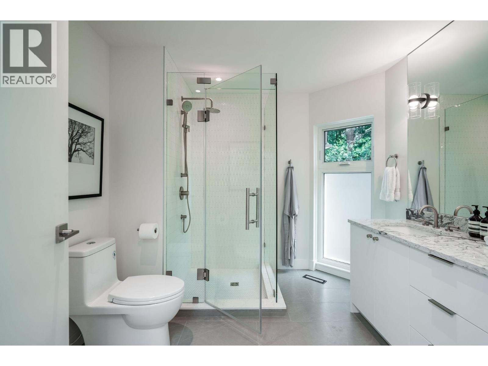 












5061 BEAR LANE

,
West Vancouver,




British Columbia
V7W1L2

