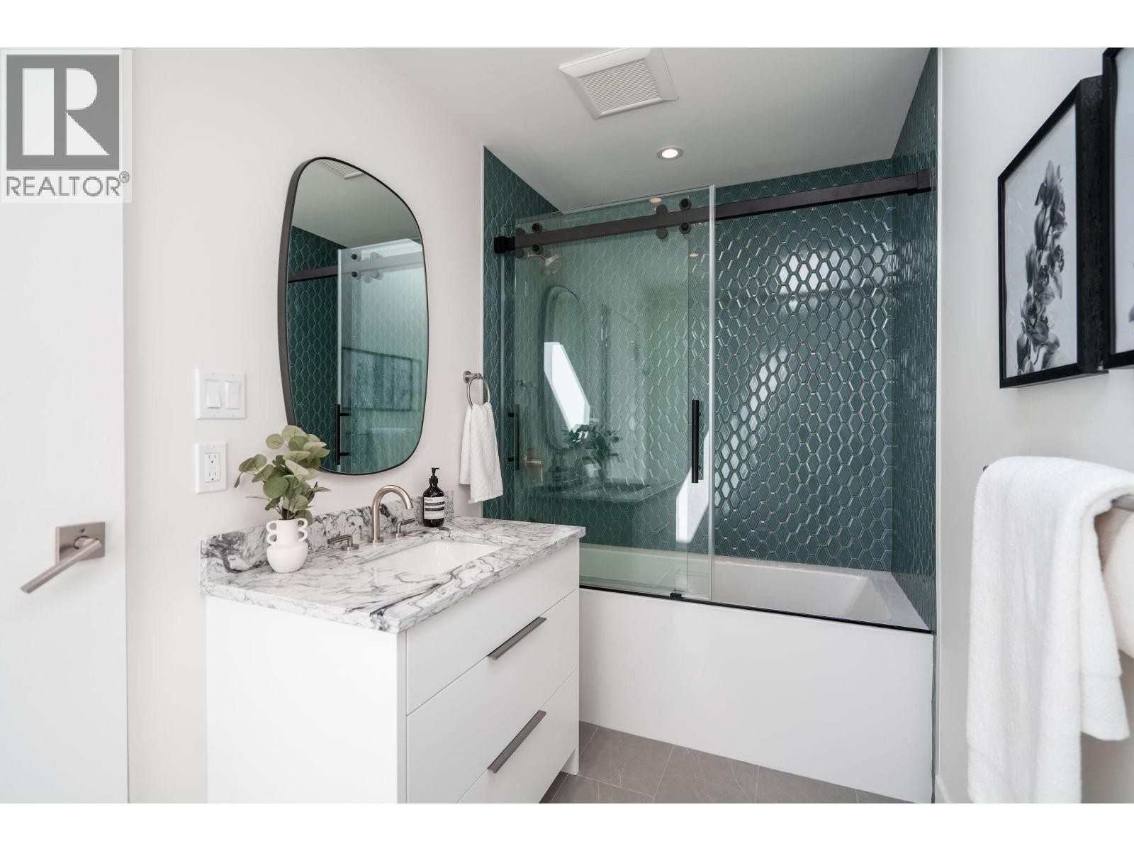 












5061 BEAR LANE

,
West Vancouver,




British Columbia
V7W1L2

