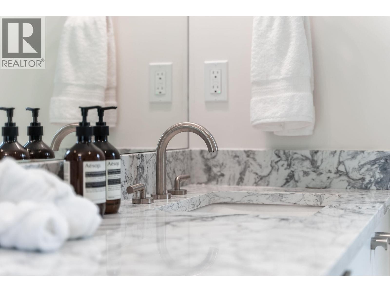 












5061 BEAR LANE

,
West Vancouver,




British Columbia
V7W1L2

