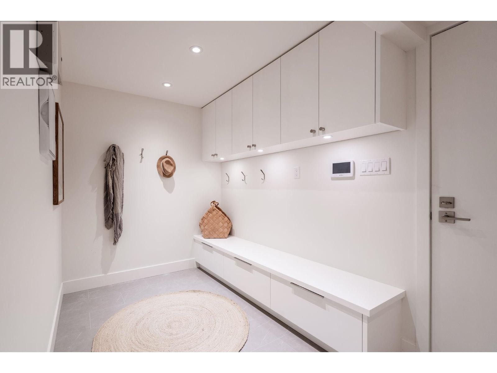 












5061 BEAR LANE

,
West Vancouver,




British Columbia
V7W1L2

