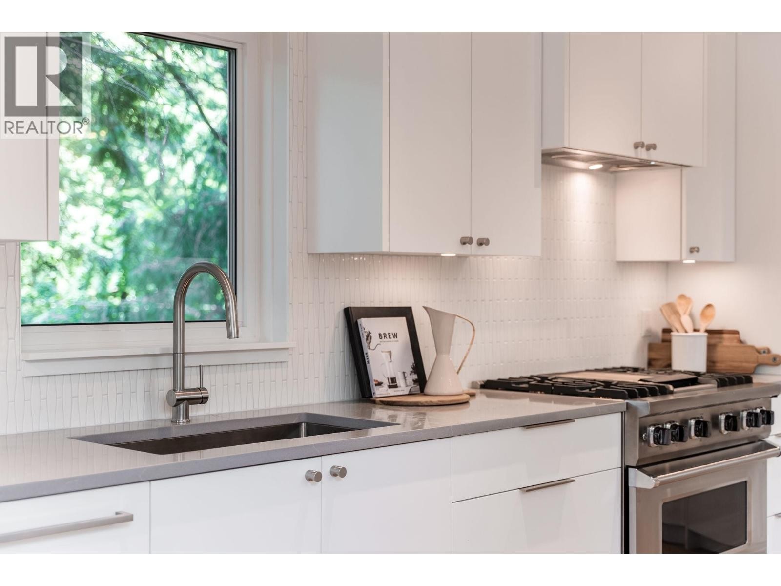 












5061 BEAR LANE

,
West Vancouver,




British Columbia
V7W1L2

