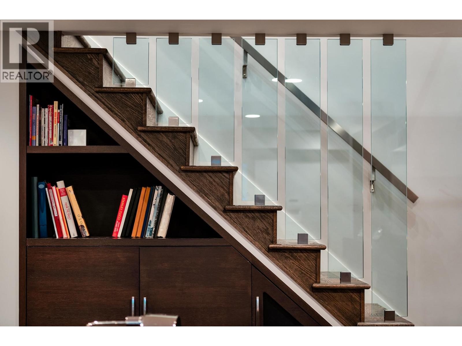 












3669 EDGEMONT BOULEVARD

,
North Vancouver,




British Columbia
V7R2P6

