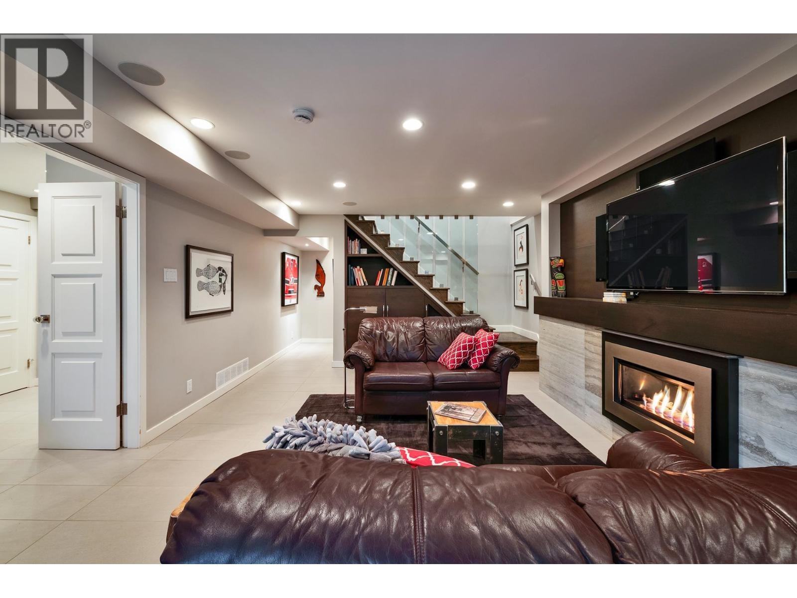 












3669 EDGEMONT BOULEVARD

,
North Vancouver,




British Columbia
V7R2P6

