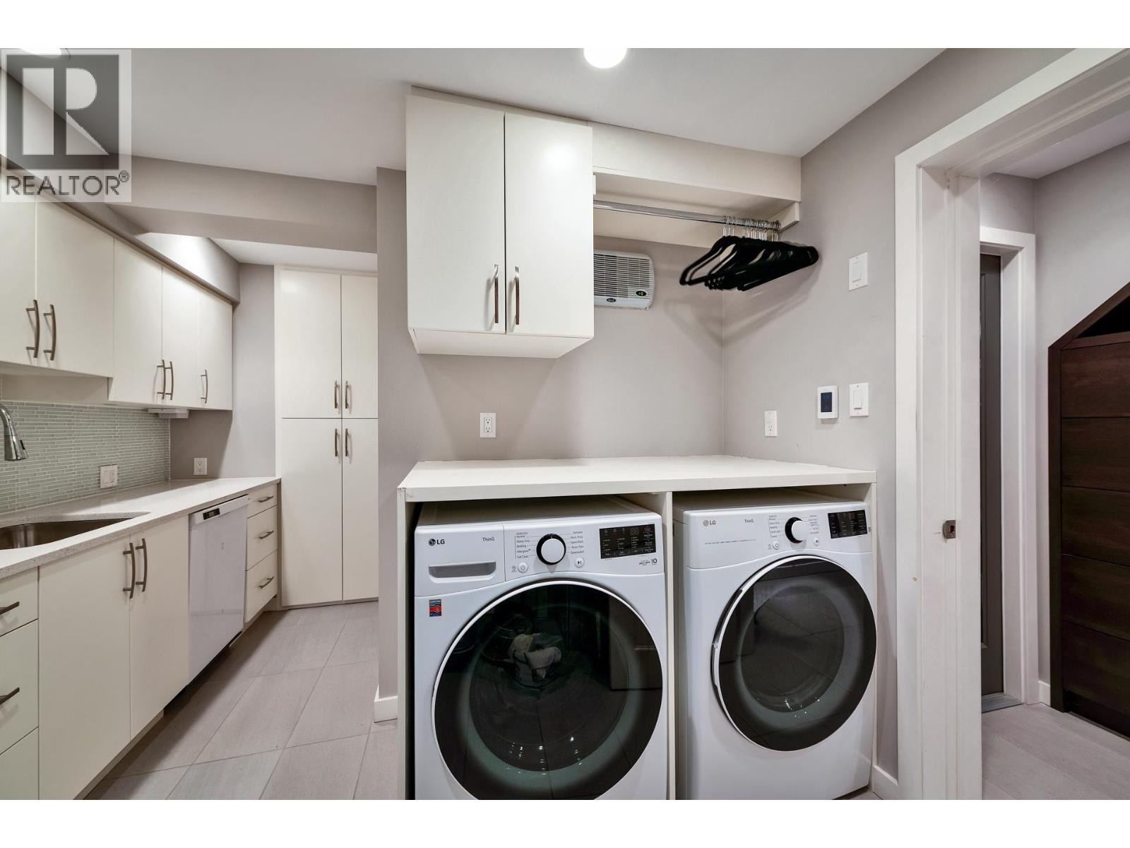 












3669 EDGEMONT BOULEVARD

,
North Vancouver,




British Columbia
V7R2P6

