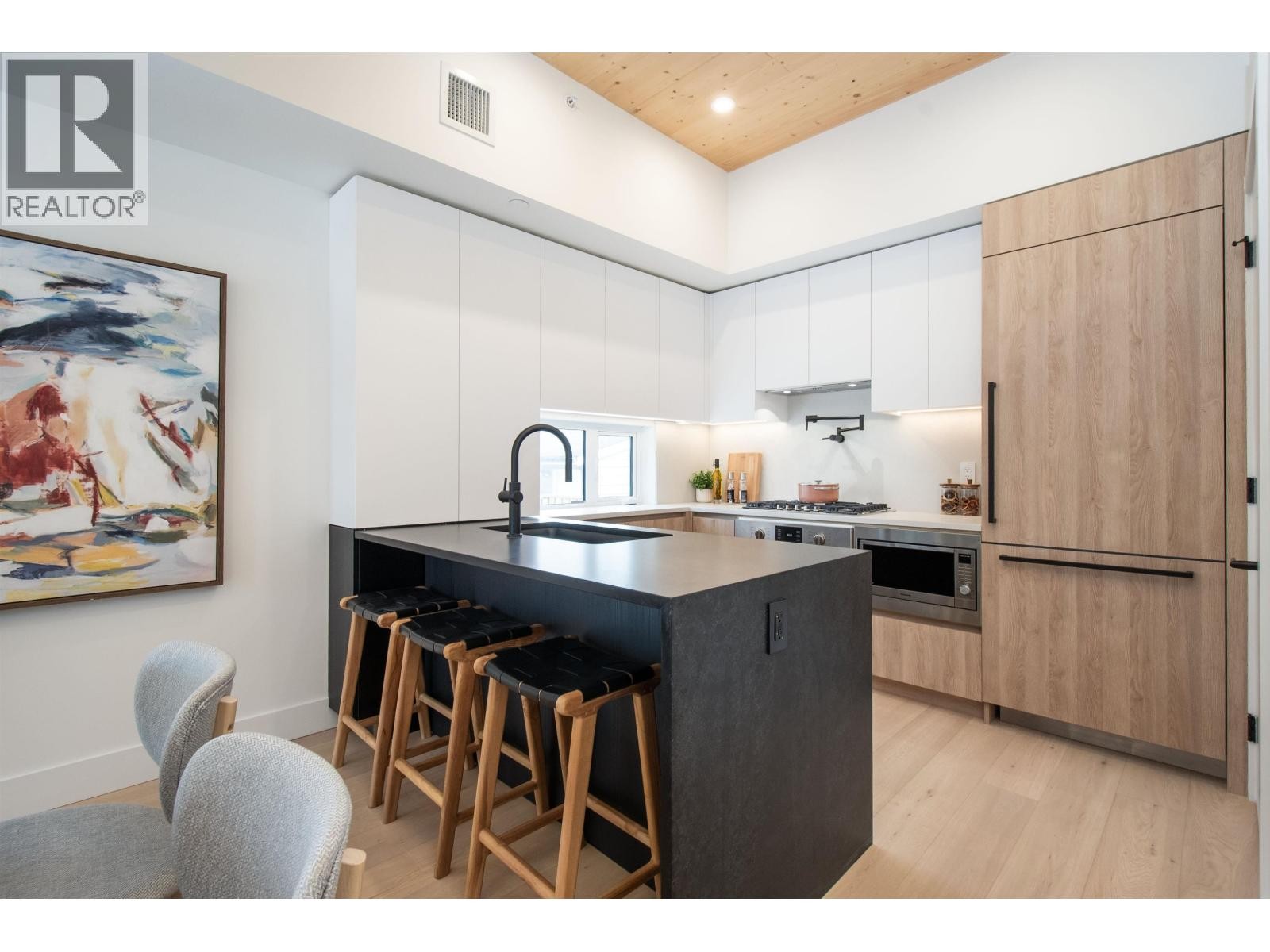 












4150 COLUMBIA STREET

,
Vancouver,




British Columbia
V5Y2J6

